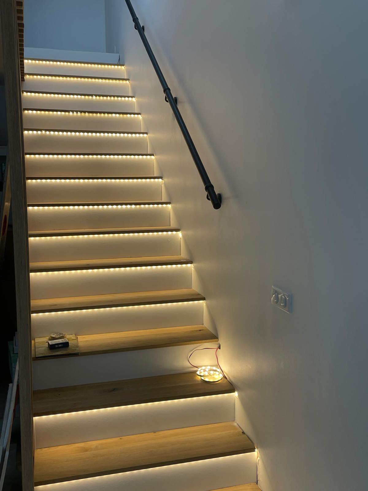 Escalier après rénovation avec éclairage LED intégré